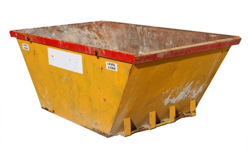 Vehicle transporting secured skip under safe load procedures